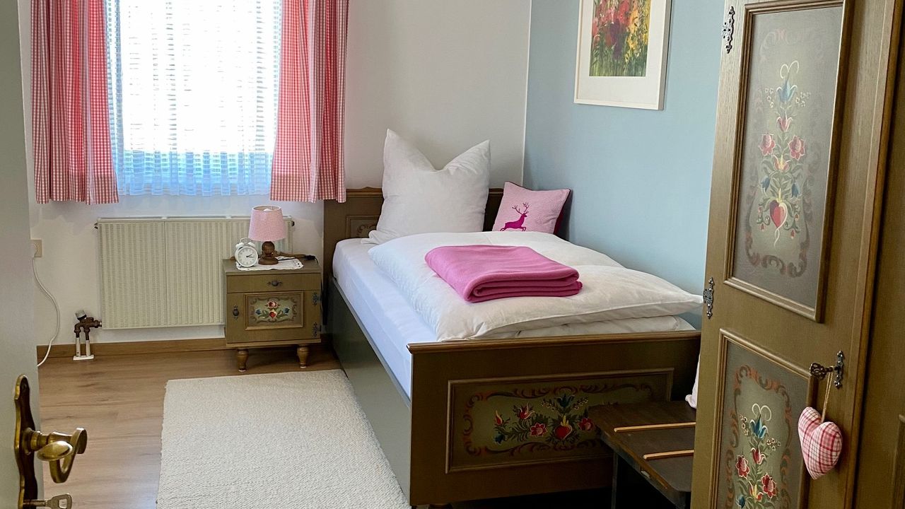 Ferienwohnung Wendelstein Schlafzimmer mit Bauernschrank Ferienwohnung Wendelstein Schlafzimmer mit Bauernschrank